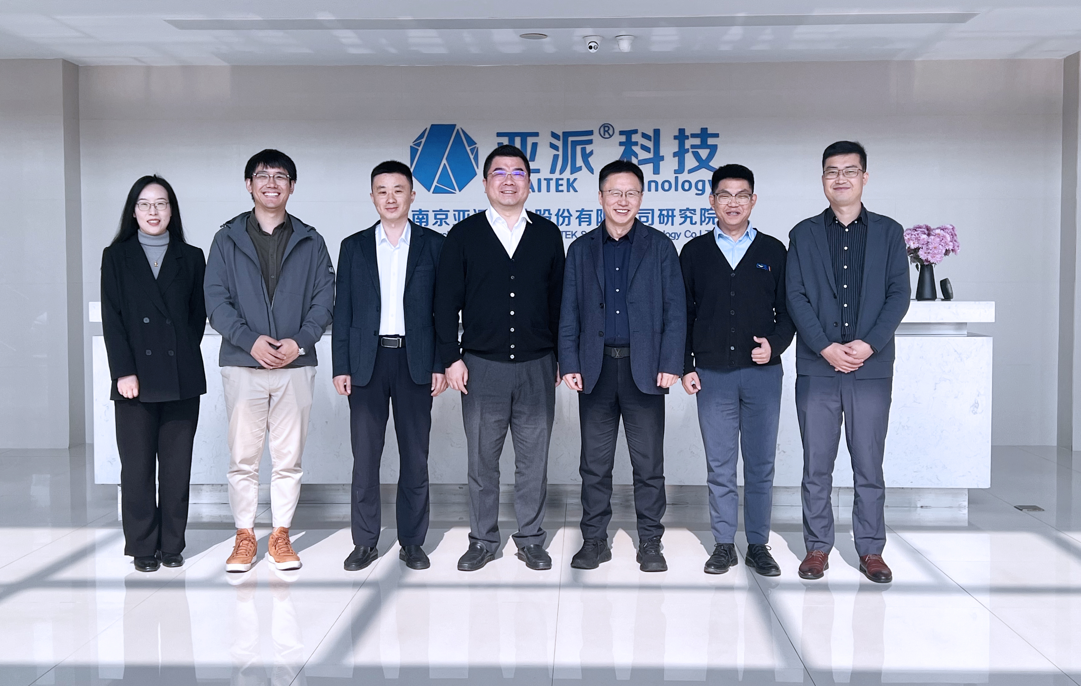 儲能(néng)同行 共謀髮(fa)展(zhan) | 儲能(néng)領(ling)跑者聯(lian)盟理(li)事長(zhang)杜笑天一(yi)行探訪亞派科(ke)技(ji)